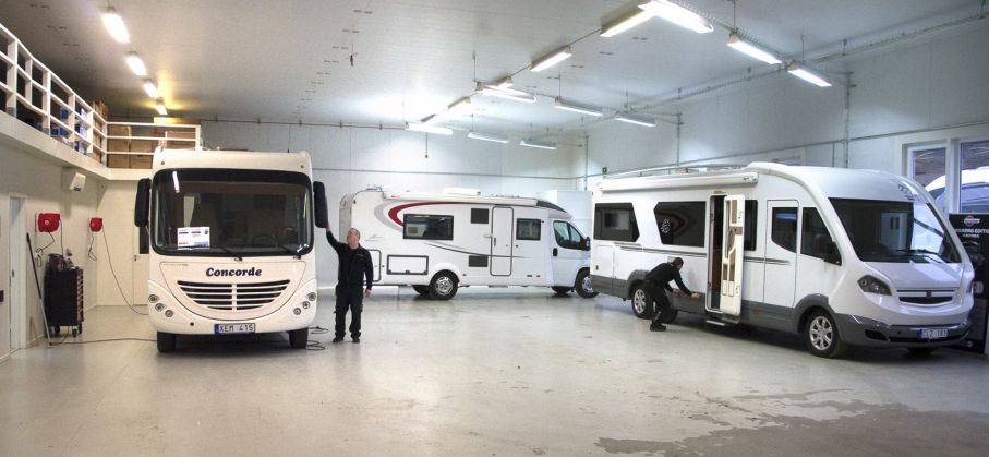I en hall på 500 kvadratmeter servas främst husbilar av märkena, Hobby, Bürstner, Frankia, Niesmann+Bischoff och Concorde