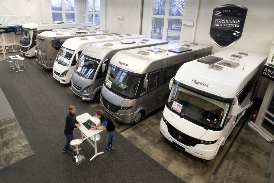 I rymliga och ljusa lokaler på 1000 kvadratmeter visas husbilar från bland annat Hobby, Bürstner och Frankia
