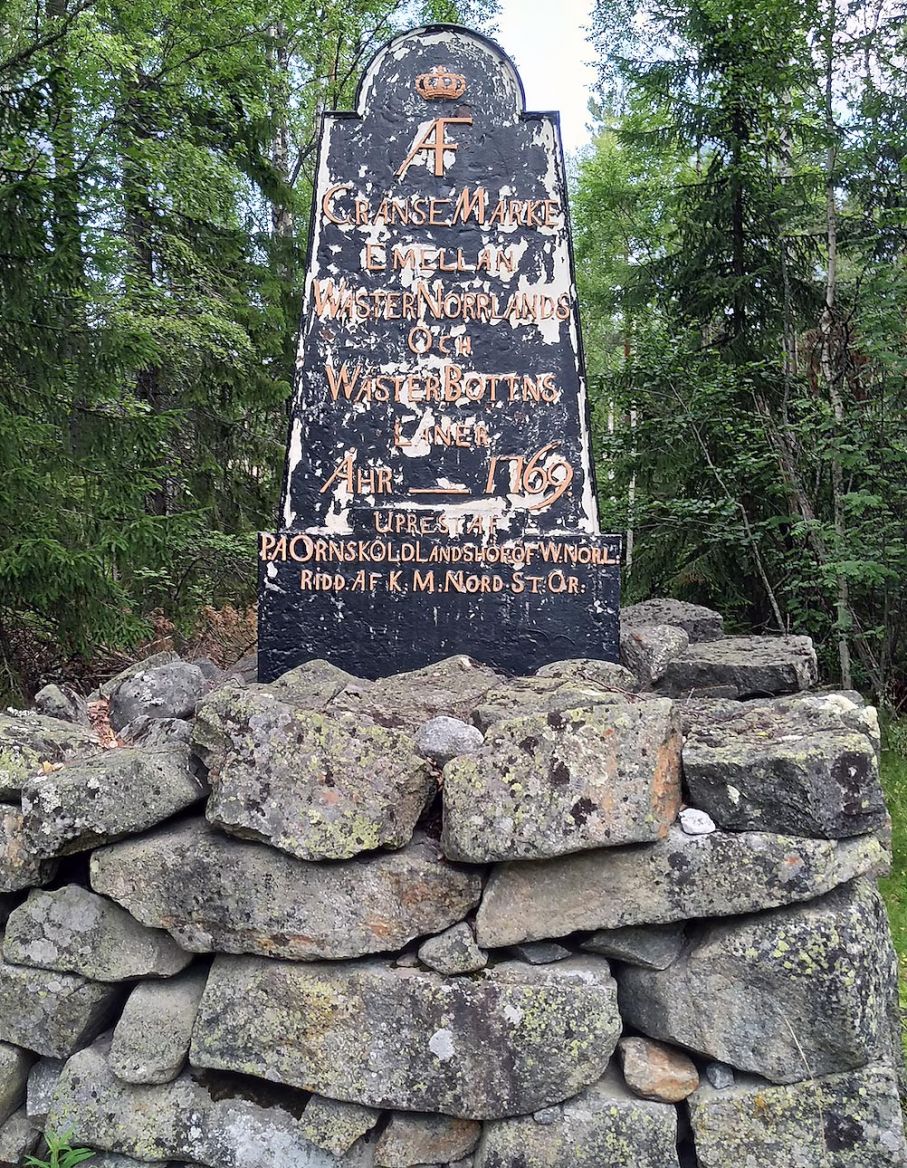 Under en promenad längs gamla kustlandsvägen som passerar campingen hittades detta gränsmärke från 1769 som markerade gränsen mellan Westernorrland och Westerbotten.