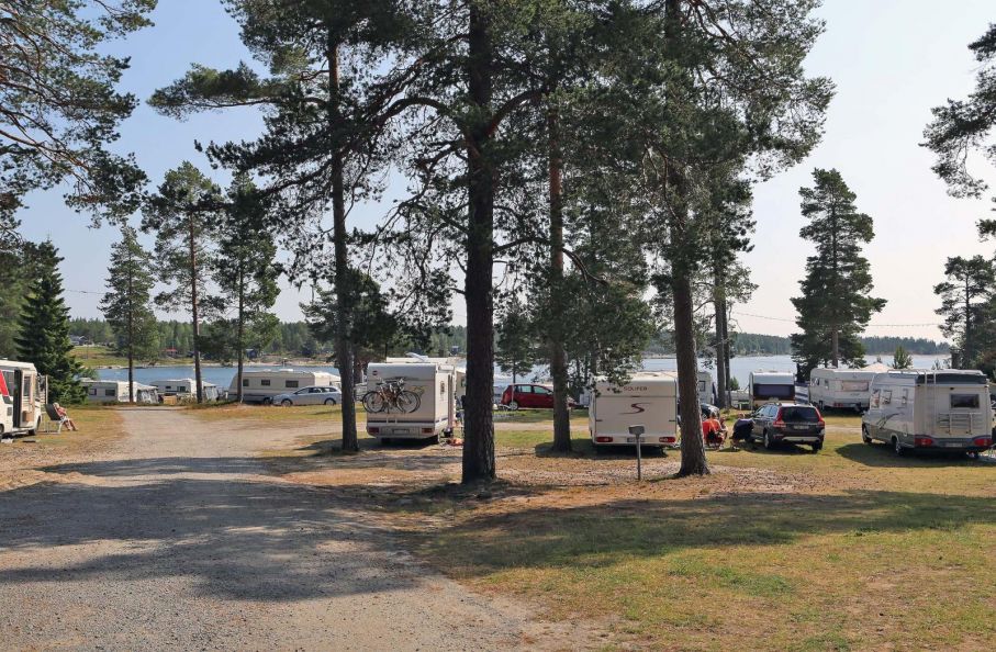 Stranden ligger längst ned på campingen.