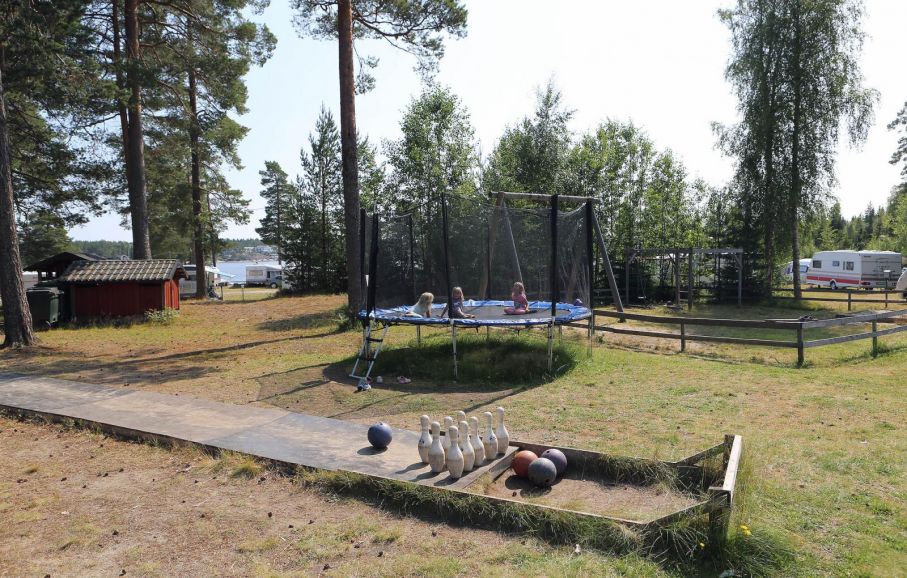 Utebowling, studsmatta, sandlåda och gungställning finns för barnen.