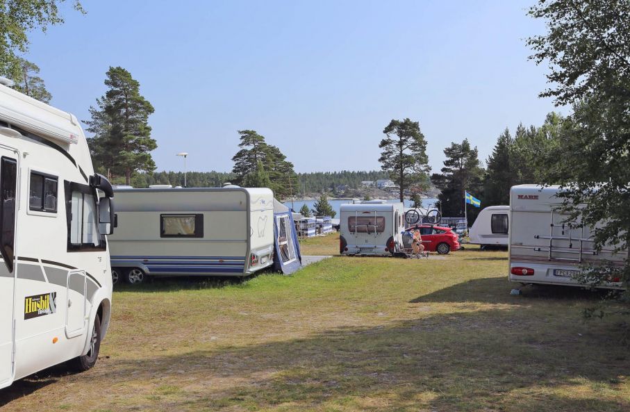 Vår plats högst upp på campingen. Härifrån hörs E4 men inte så att det stör och man ser inte bilarna då det är både skog och en gammal avstängd kustlandsväg mellan.