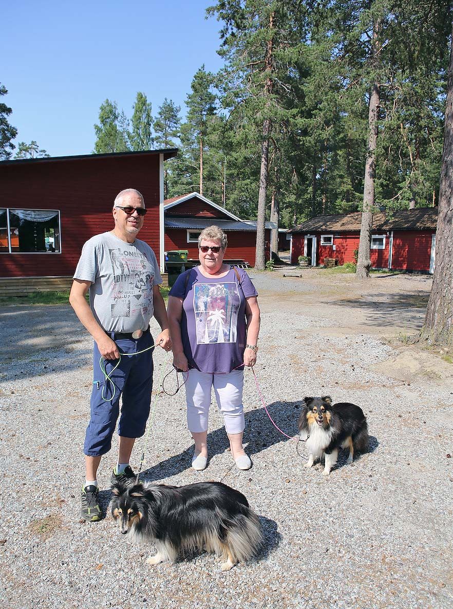 Ulf och Berit Backlund från Härnösand bor på Ava Camping för fjärde året i rad med sin husvagn, en Adria 552 UL, och hundarna Lisa och Saga.
- Det är en jättefin camping vid havet som är bra för oss med hundar. Det är rymliga platser så man slipper vara alltför nära varandra. Sen är ju underhållningen och restaurangen också jättebra. Vi kommer att stanna några dagar för att sedan fortsätta söderut mot Uppsala, säger de.