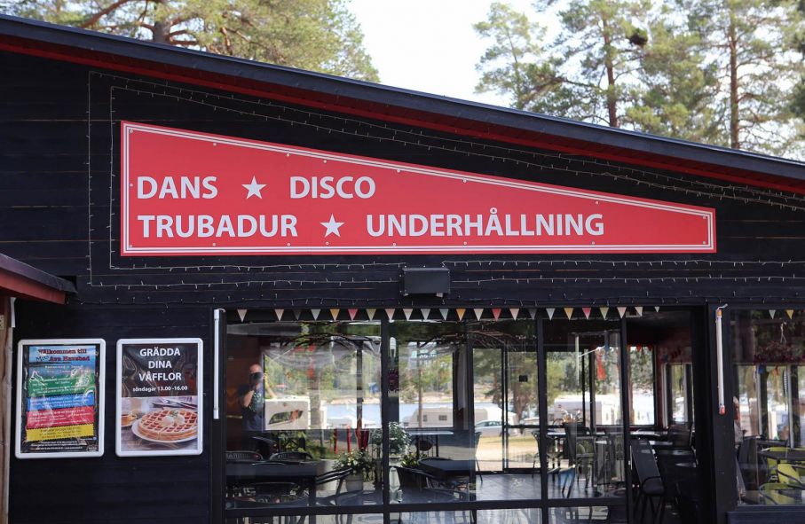 Kvällsunderhållning flera dagar i veckan hör till en av campingens fördelar. Det är inte så vanligt på en så pass liten camping att man har underhållning, restaurang och rättigheter.