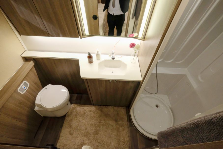 även om vi nästan glömde det spatiösa hygienutrymmet. Möjligen ska det i sammanhanget benämnas badrum. Visst är det en speciell husvagn? Men så är det en sextioårsspecial.
