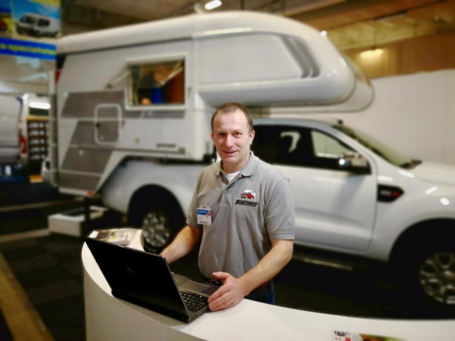 Den tredje camperutställaren vi stöter på under rundvandringen är Tischer från Tyskland. Nils Golay är svensk återförsäljare.