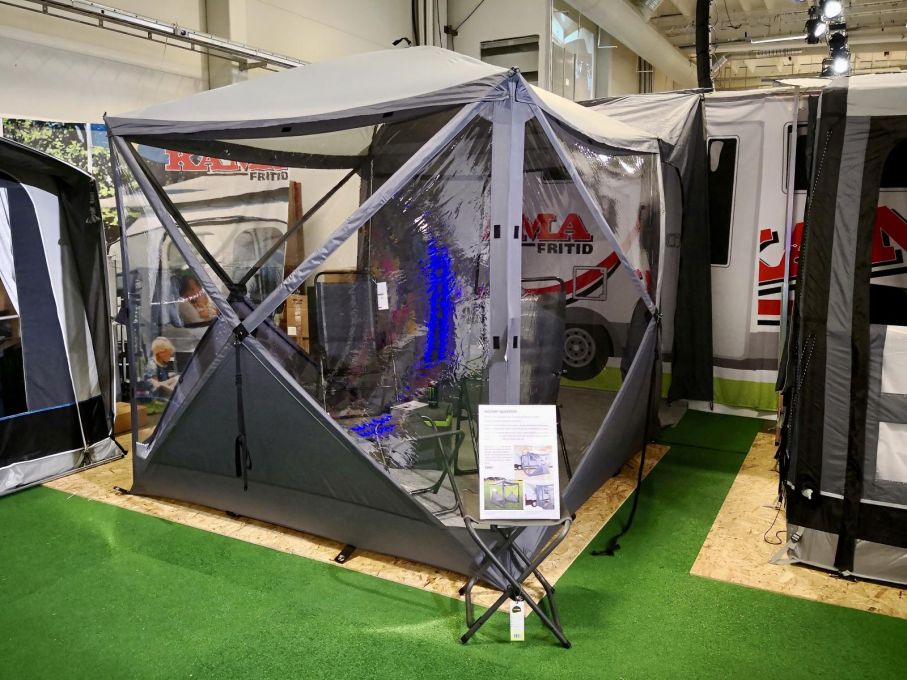 WeCamp Quickstop är en spännande innovation som premiärvisas i Kista. Ett mycket lätt och smidigt förtält med sluss till husbil eller vagn. Passar utmärkt för plåtisar.