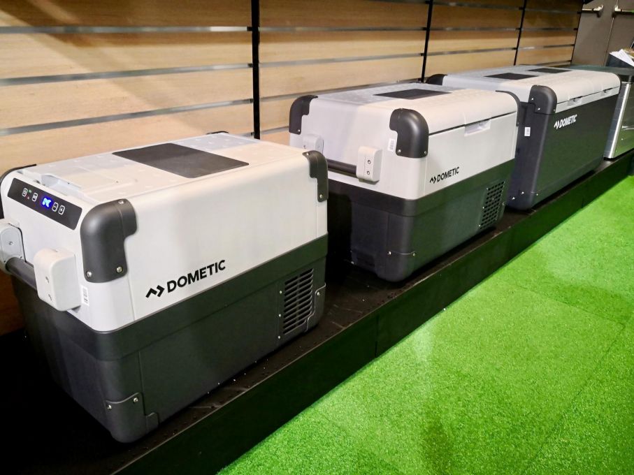 Dometic har en ny storsäljare i form av lyxiga kylväskor med frys eller kyl, appstyrda och massor av finesser. En stark trend är att utrusta sin minibuss till campingbil och då kommer de väl till pass. Vanlife.