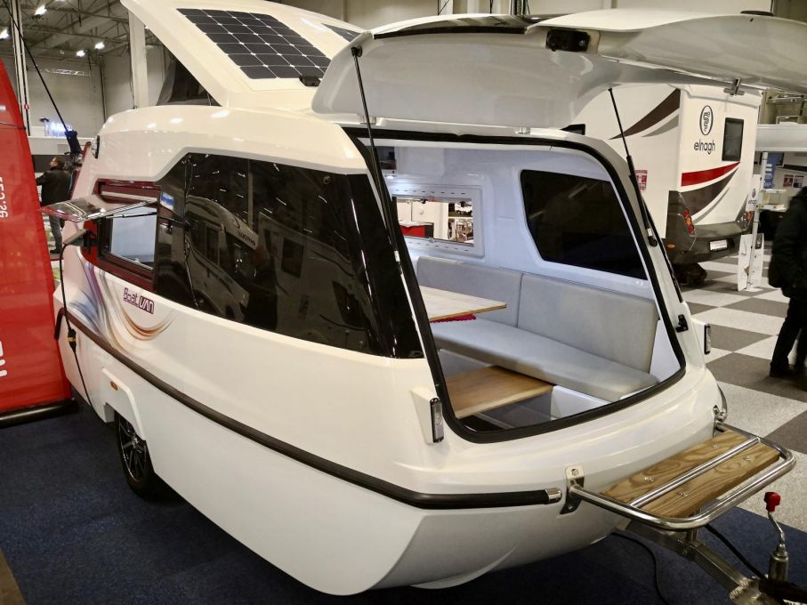 Husvagnen BoatVan är dock inte tänkt för Atlantfärder men väl en stilla tur i sjö och vattendrag. Snygg design och solpaneler på taket.