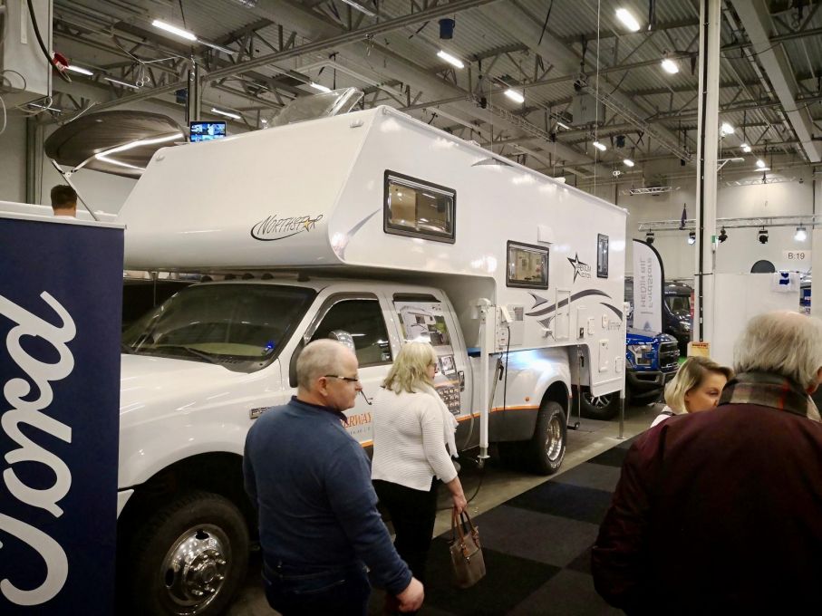 De syns inte i statistiken då de inte registreras, men på Kistamässan fanns fyra utställare med Campers. Ett tecken på att fler köper pickup med boende. Amerikanska NorthStar Premium ståtar i tyngsta viktklassen!