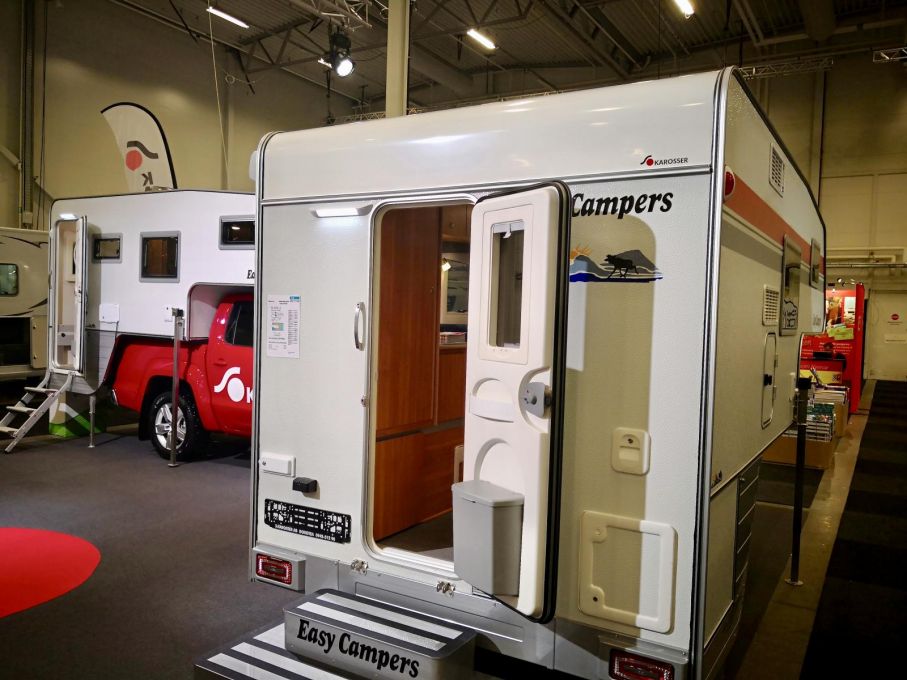 Nästa campermonter vi kom till. Easy Campers från S-Karosser byggs i Sverige för svenskt klimat. Deras försäljning har ökat så mycket att de ändrat tillverkningsrutinerna i Dorotea.