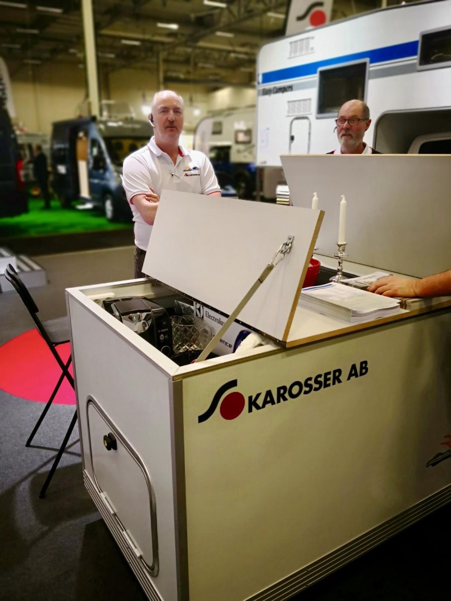 Förutom campers gör S-Karosser många specialbyggen. Till exempel en egen finurlig mässdisk med förvaring och kaffebryggare.