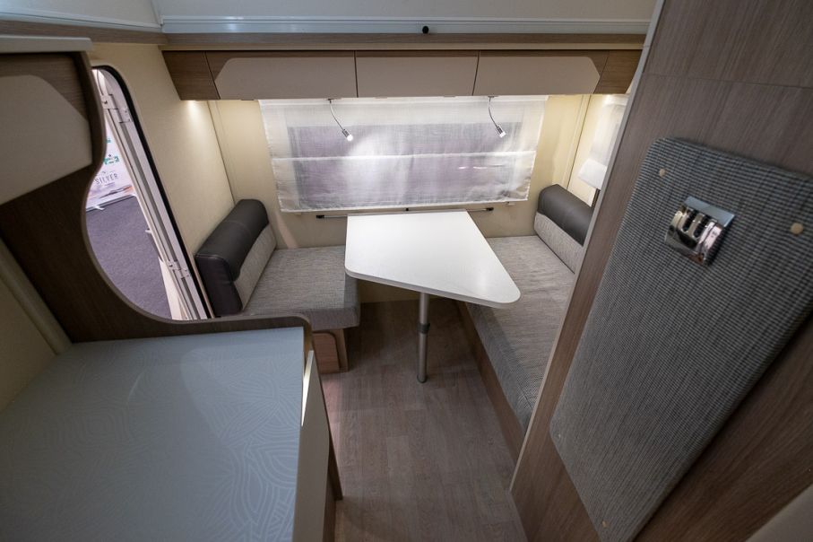 Inne i Silver Evasion 430 LJ. En liten vagn med popuptak för ca 240 000 kr.