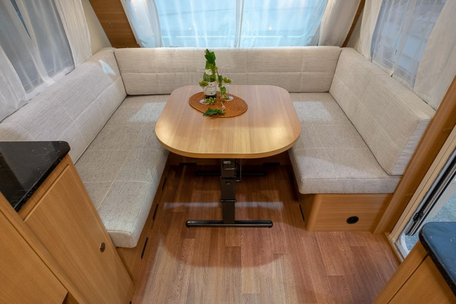 Ganska stram men elegant inredning i LMC Vivo 530.