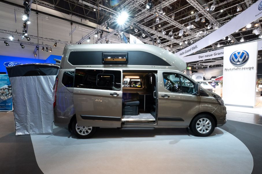 Ford Nugget heter Fords egna plåtis. Den konverteras av Westfalia.