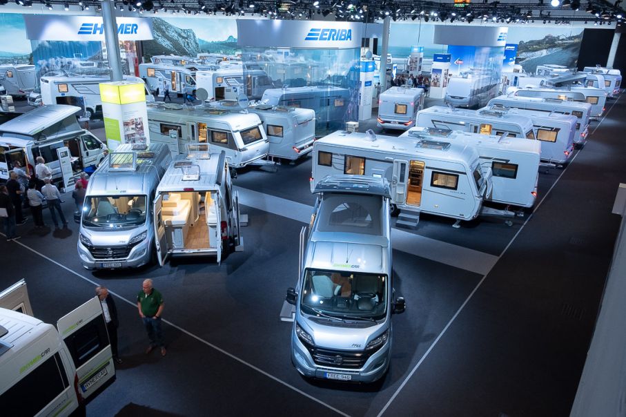 Hymer väljer att ha ganska svag belysning i sin hall vilket ger en speciell atmosfär.
