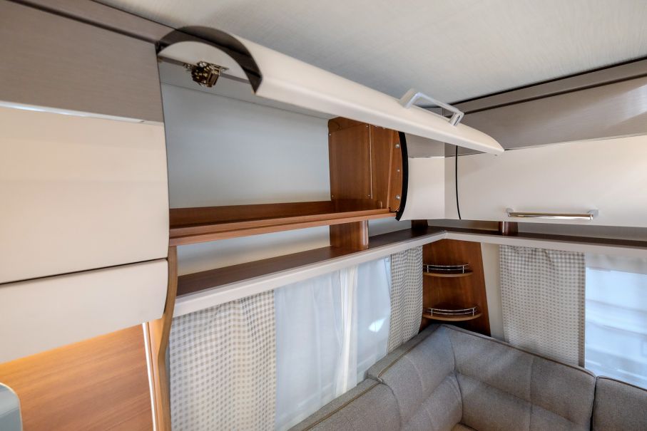 Överskåp med öppen hylla vid U-soffan.
