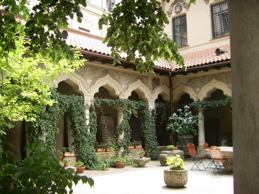 Allt från små undangömda miljöer som kyrkan Claustro of Stavropoleos Bildcred: Wikimedia / diego_cue