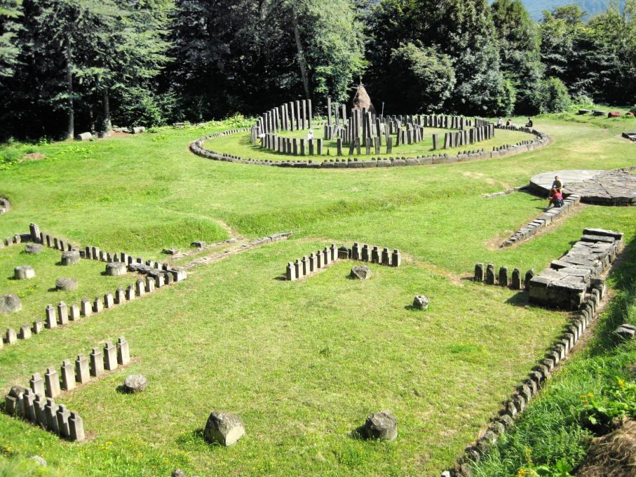 Sarmizegetusa Regia är äldre än så och är ett stenmonument med vissa likheter till Stonehenge Bildcred: Wikipedia / Oroles