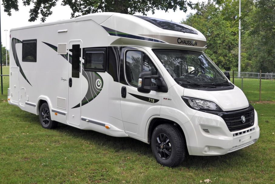 Chausson 778 ser ut som en rätt vanlig husbil utvändigt. Längst bak har den också ett garage med luckor från båda håll där cyklar ryms.
