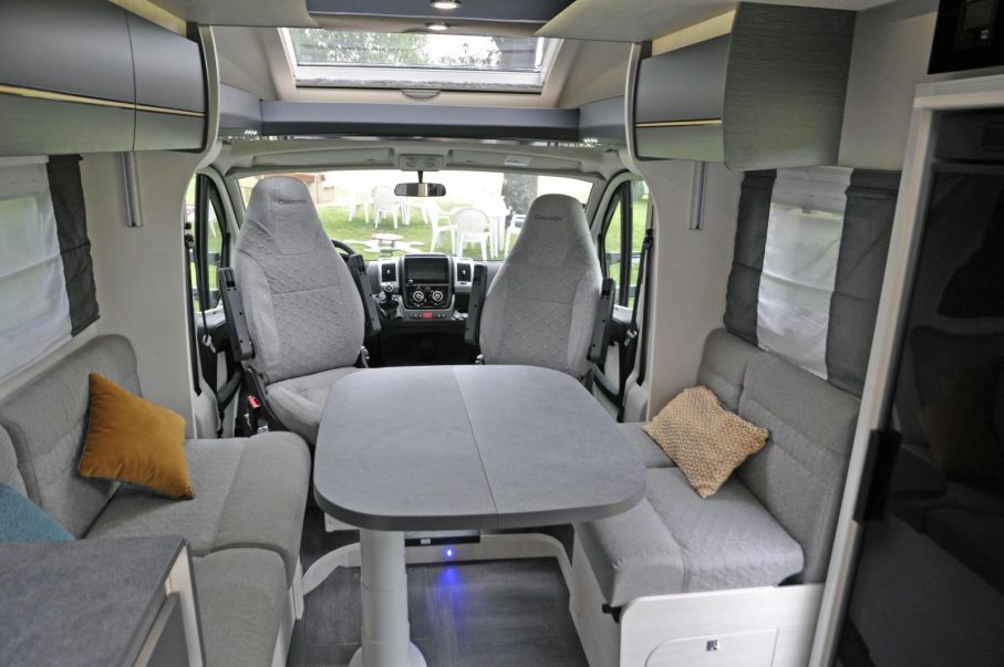 Smart Lounge som Chausson kallar sittgruppen kommer i flera av märkets 2020-bilar. Sofforna kan fällas upp så att det bildas stolar i färdriktningen. Med Isofix barnstolsfästen.