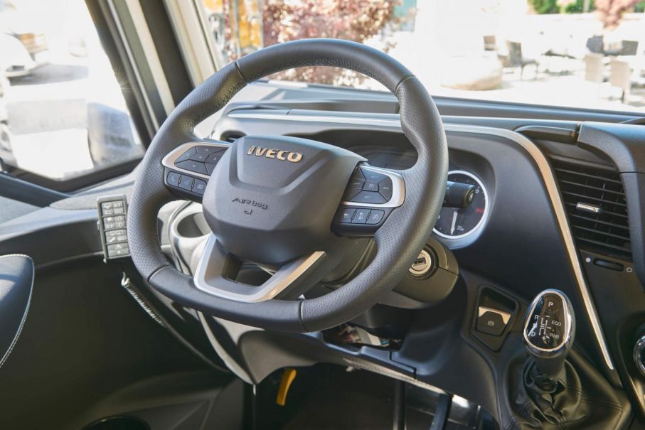 Flair 920 lw byggs på Iveco och här med multifunktionsratt.