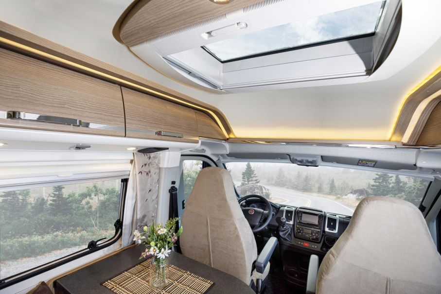 Malibu Van Charming Coupé är en plåtis med rymlig känsla i sittgruppen. Indirekt belysning höjer intrycket ytterligare.