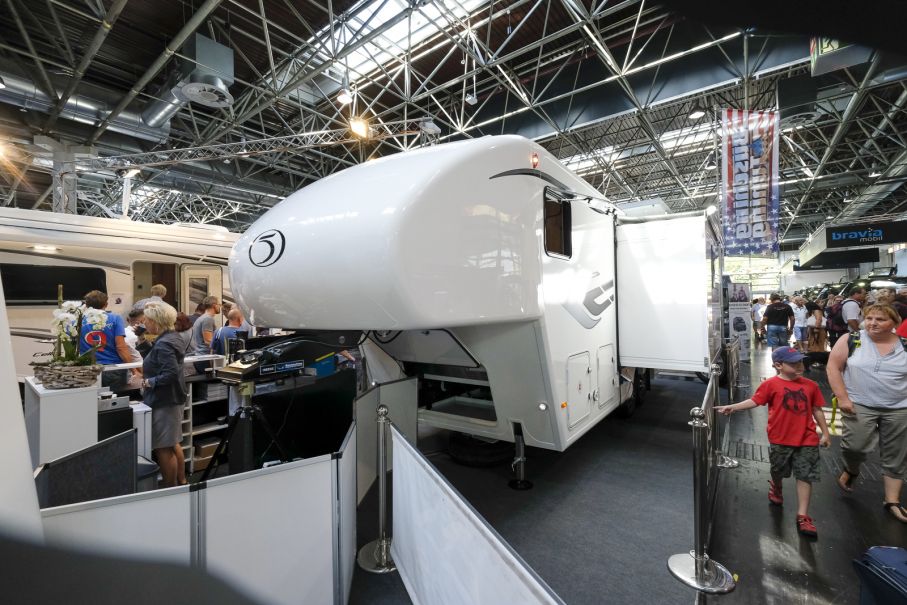 Fifth wheeler kallas denna vagntyp som namnet till trots bara har fyra hjul.