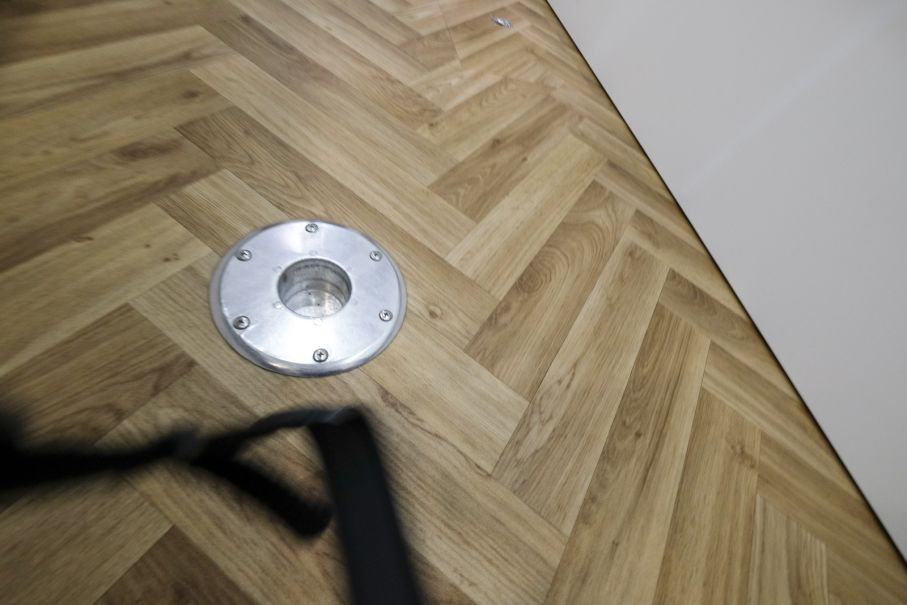 I golvet finns ankringspunkter. Det svarta är kameraremmen(sorry)