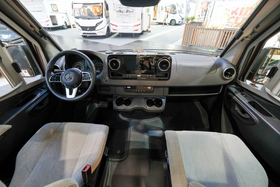 Mercedes Sprinter bildar bas i denna kärra.