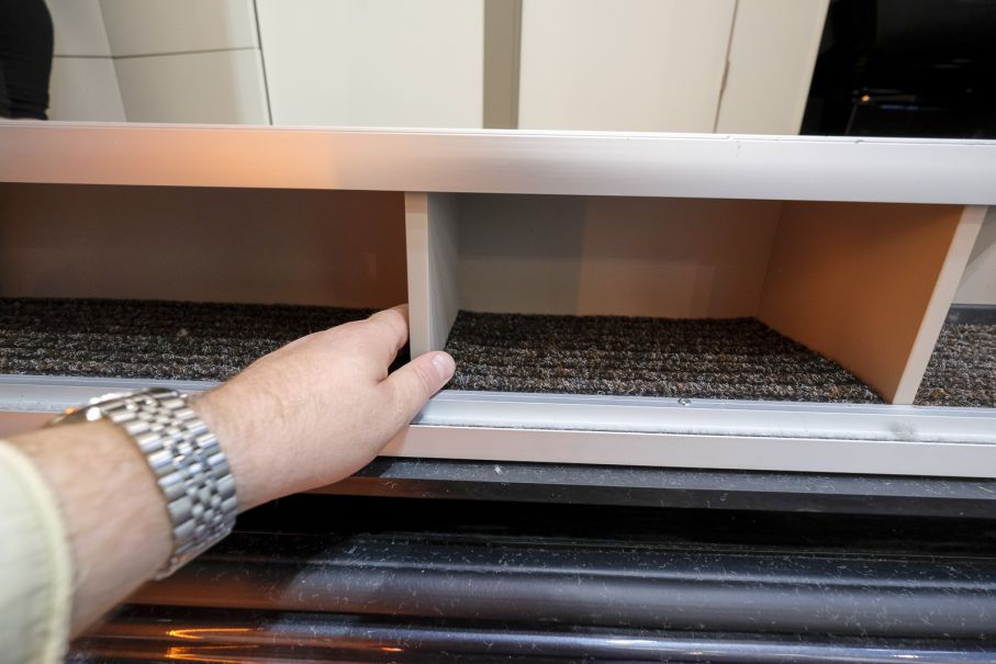 Vid sidodörren är det tydligt att det finns ett tekniskt dubbelgolv.