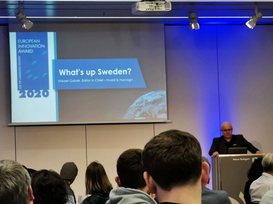 Mikael Galvér förklarar läger i Sverige.