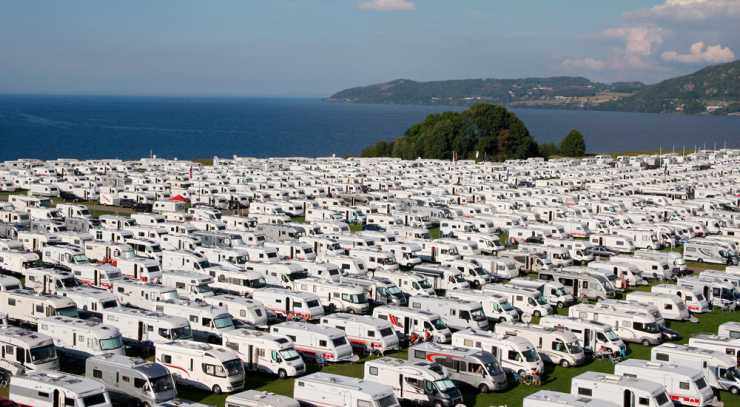 husbilar och husvagnar på camping med sjöutsikt