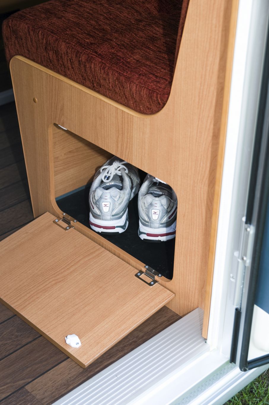 Skoskåp under soffan är bra så att man slipper snubbla på alla dojor som brukar samlas på hög innanför entrédörren.