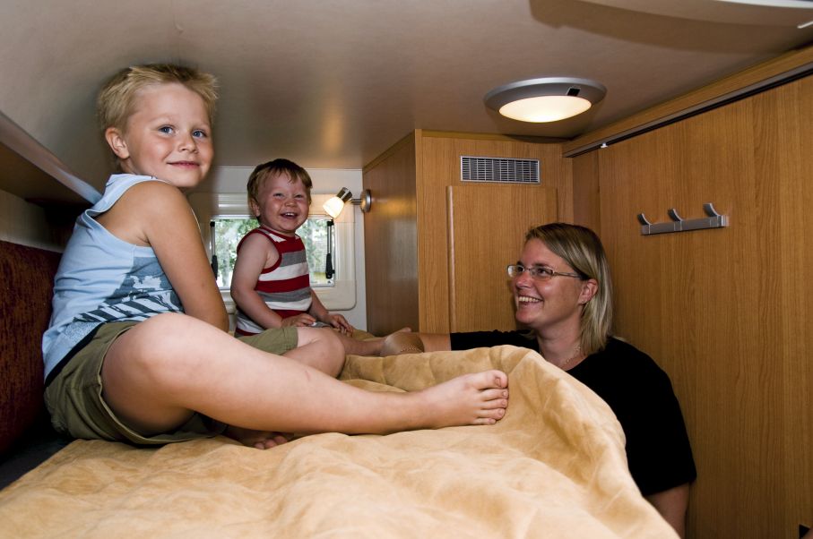 Högst upp i våningssängen trivs Isak, 7 år, och brorsan Axel, 2 år. Mamma Sofie får snällt vänta nere på golvet.