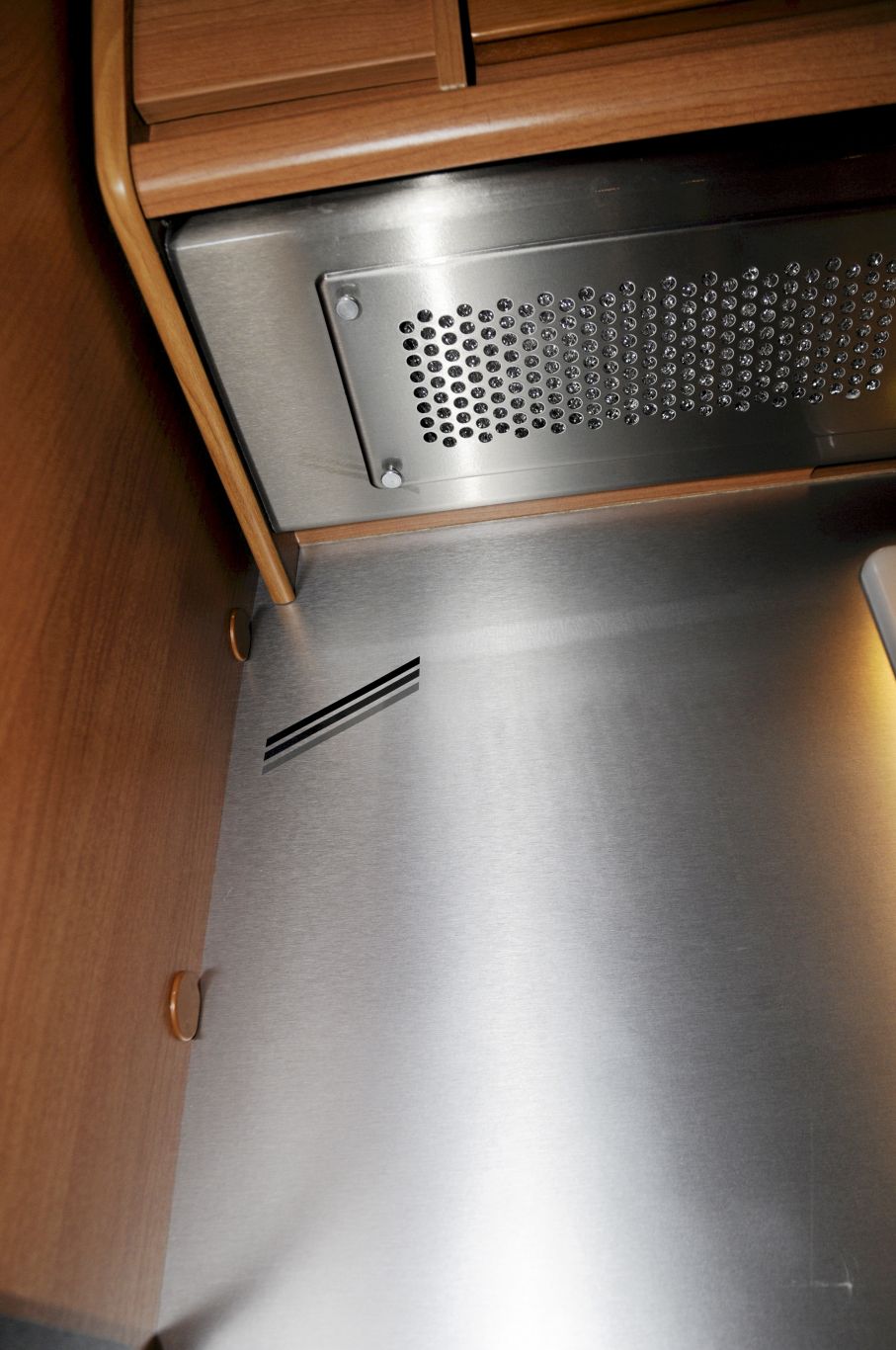 Borstad aluminium vid köksfläkten.
