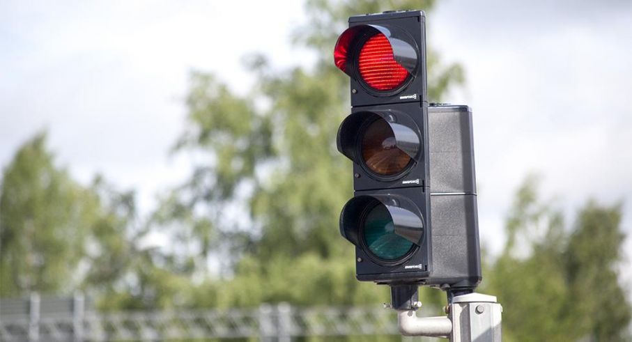 Kan rött betyda grönt om man vill svänga höger? Det vill regeringen utreda.