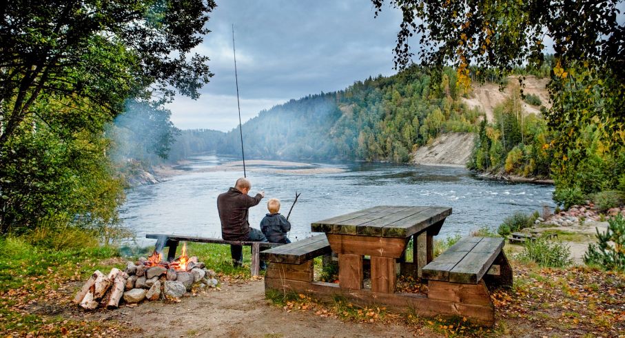 Att sitta vid en brusande älv kan vara otroligt avkopplande.