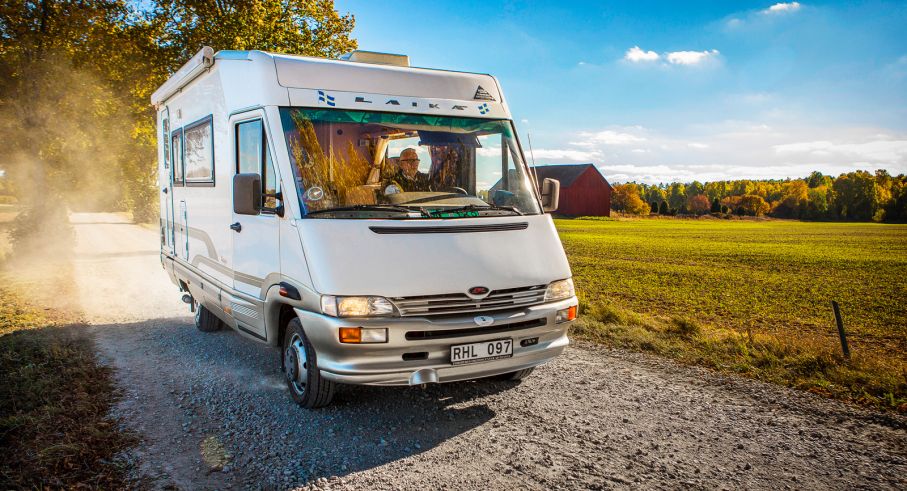 En begagnad husbil kan trots många år på nacken se modern ut, men låt dig inte förföras av skalet innan du kollat på djupet. Denna Laika byggd på Iveco är idag 21 år gammal.