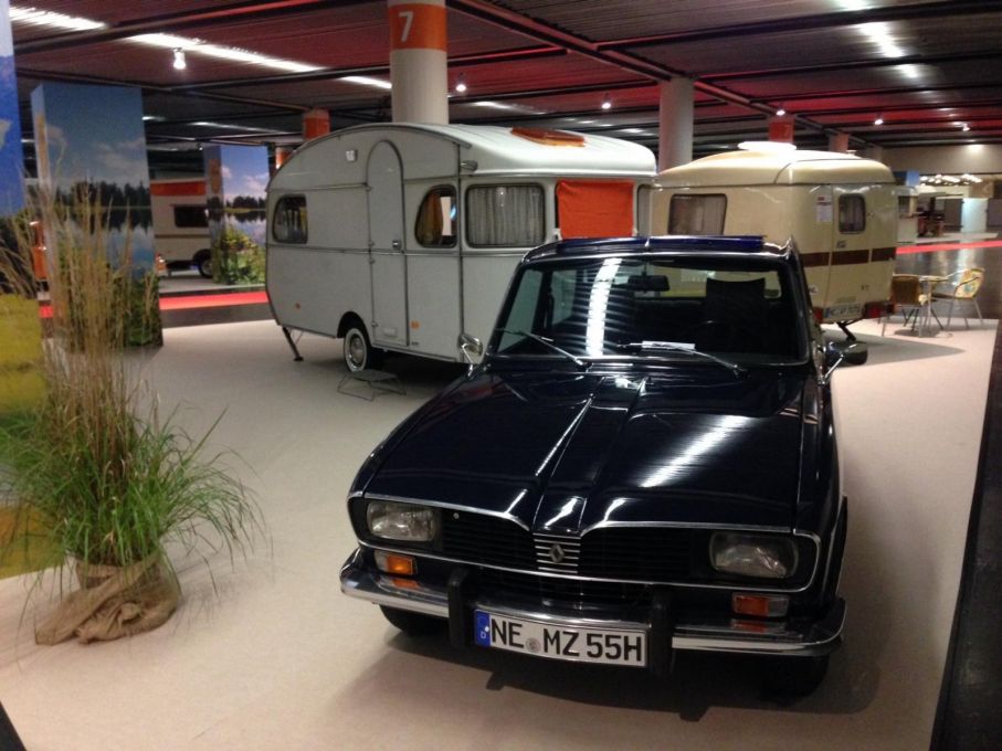 Bilen är en Renault 16 som drar en gammal goding...