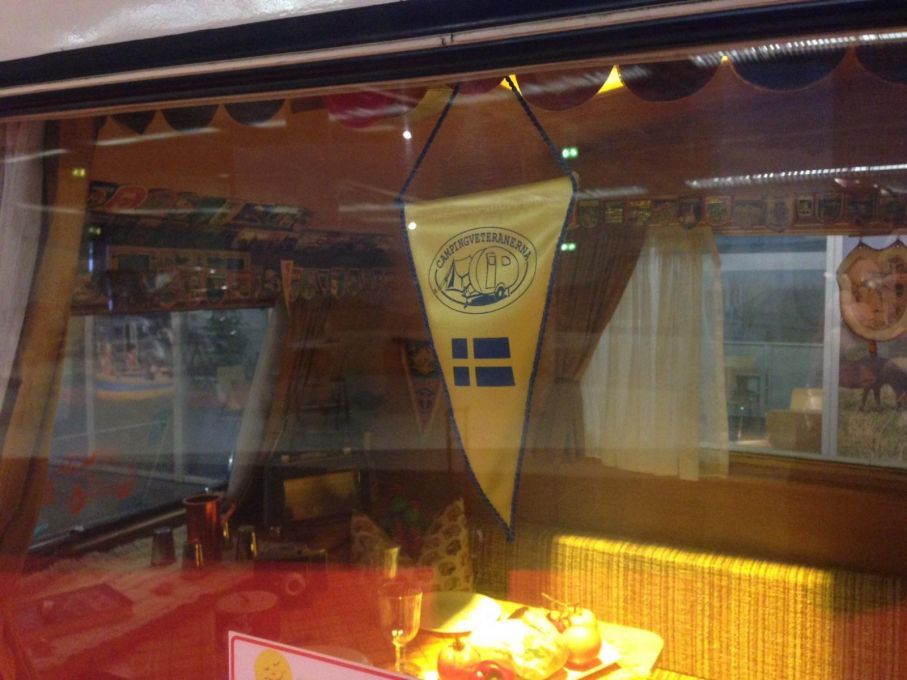Där det hängde en svensk vimpel med texten "Campingveteranerna" i fönstret.