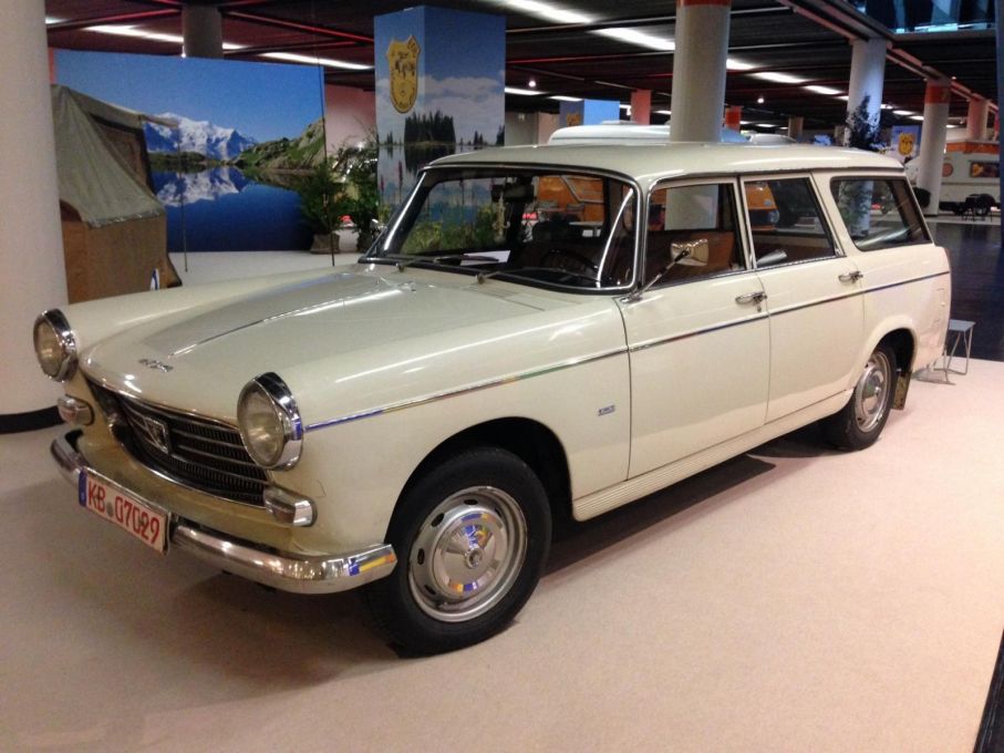 Inte alla hade råd med husvagn och då var denna bäddbara Peugeot 404 L Grand Luxe ett gott alternativ.