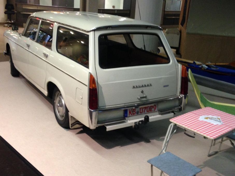 Inte alla hade råd med husvagn och då var denna bäddbara Peugeot 404 L Grand Luxe ett gott alternativ.