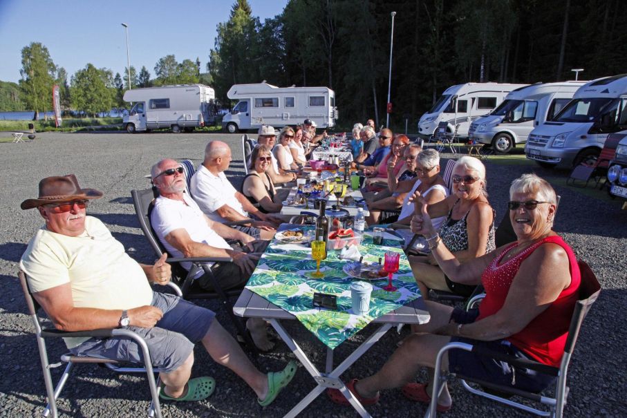 Sedan klubben startade i november 2015 är man nu uppe i 199 medlemmar. Den 199:e fanns av en slump på Bauergårdens ställplats där denna fest ägde rum.