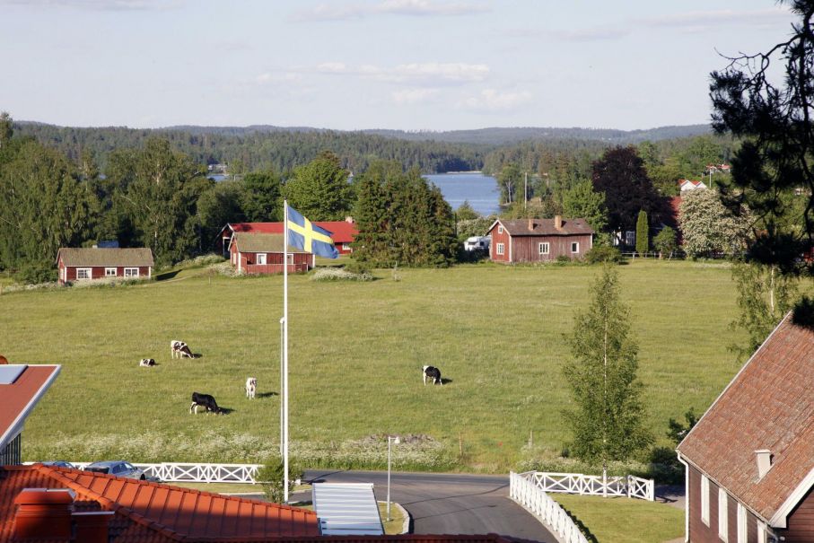 Festen hålls över nationaldagshelgen och omgivningen är som ett svenskt vykort.