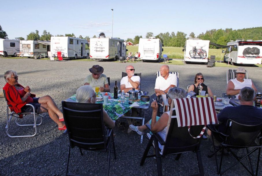 Skratt och glada tillrop medan solen sänker sig. innan den försvann helt bakom smålandsskogen blev det turnering i spelet Kubb.