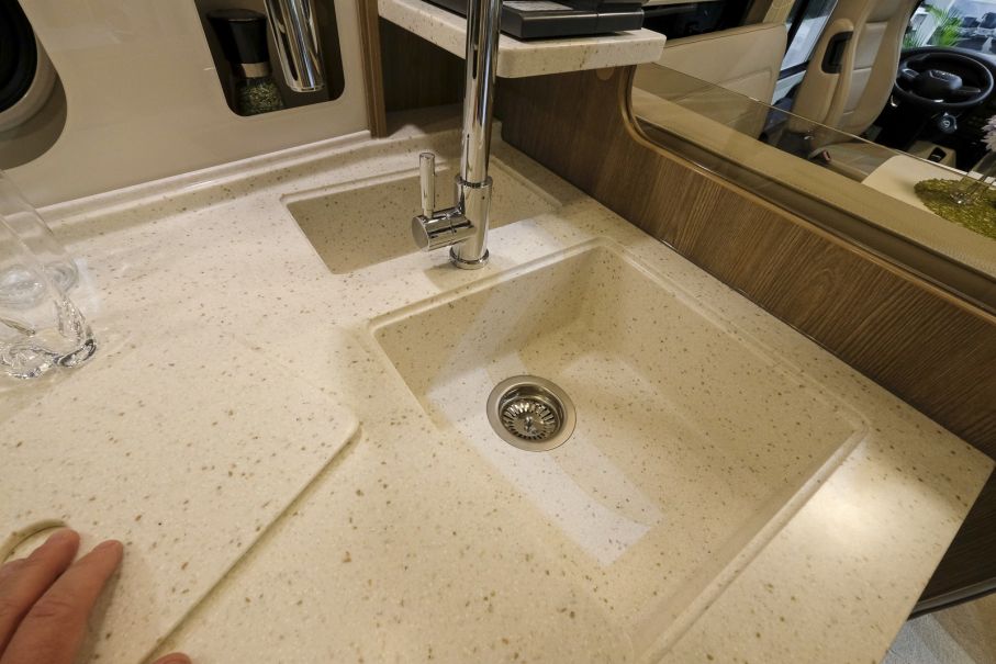 Infällda hoar. Materialet är mycket likt sten. Är det det? Förmodligen inte.