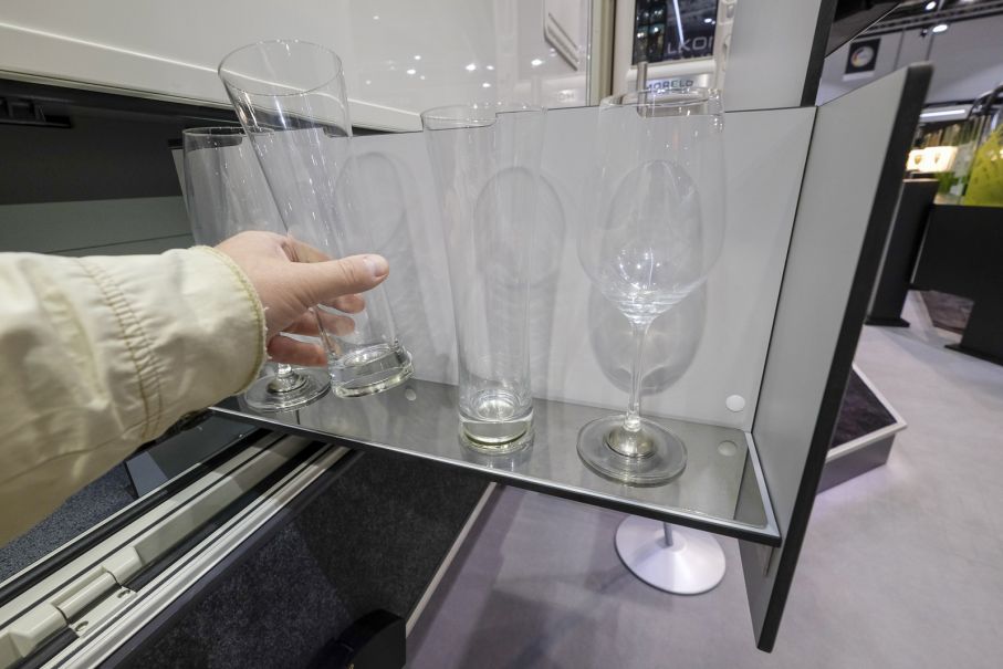 Glas mes ingjutna magneter fastnar på plåt, eller är det tvärt om?