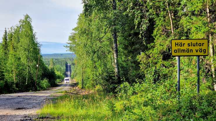 Husbil på enskild väg i norr.