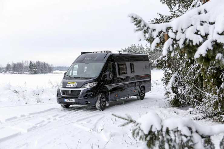 Hobby husbil, eller plåtis, i snöigt landskap.